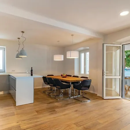 Stunning In With House Sea View *